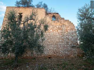 Facciamo qualche passo indietro fino a reimmetterci in strada vicinale Pozzo Fiscardi, arteria che cambia subito denominazione in strada vicinale Lagomele e la mantiene fino all'incrocio con strada vicinale Torre delle Monache, che si dirama sulla sinistra. Quest'ultima prende il nome dall'omonimo immobile in rovina presente nei dintorni